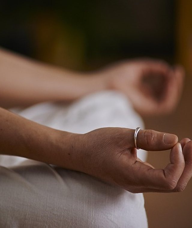 Hände in ruhiger Meditationshaltung